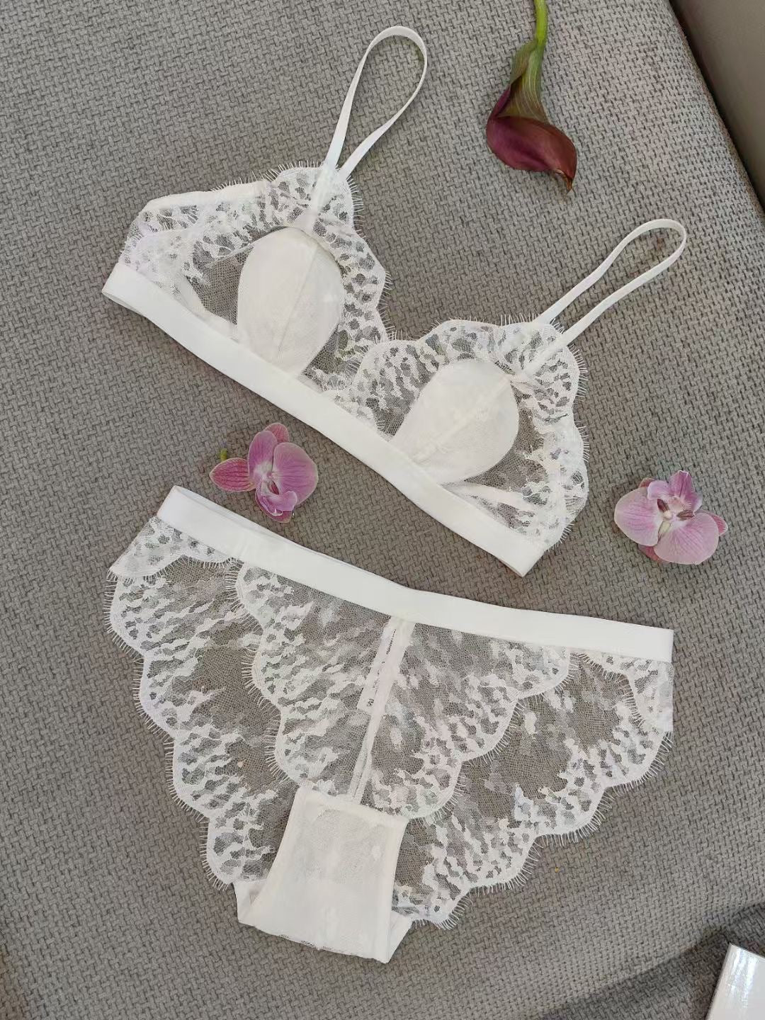 Cross-Border European and American Style Women's French Lingerie Thin Cotton Eyelash Lace Wireless Bra Triangle Cup Sexy Lingerie Set